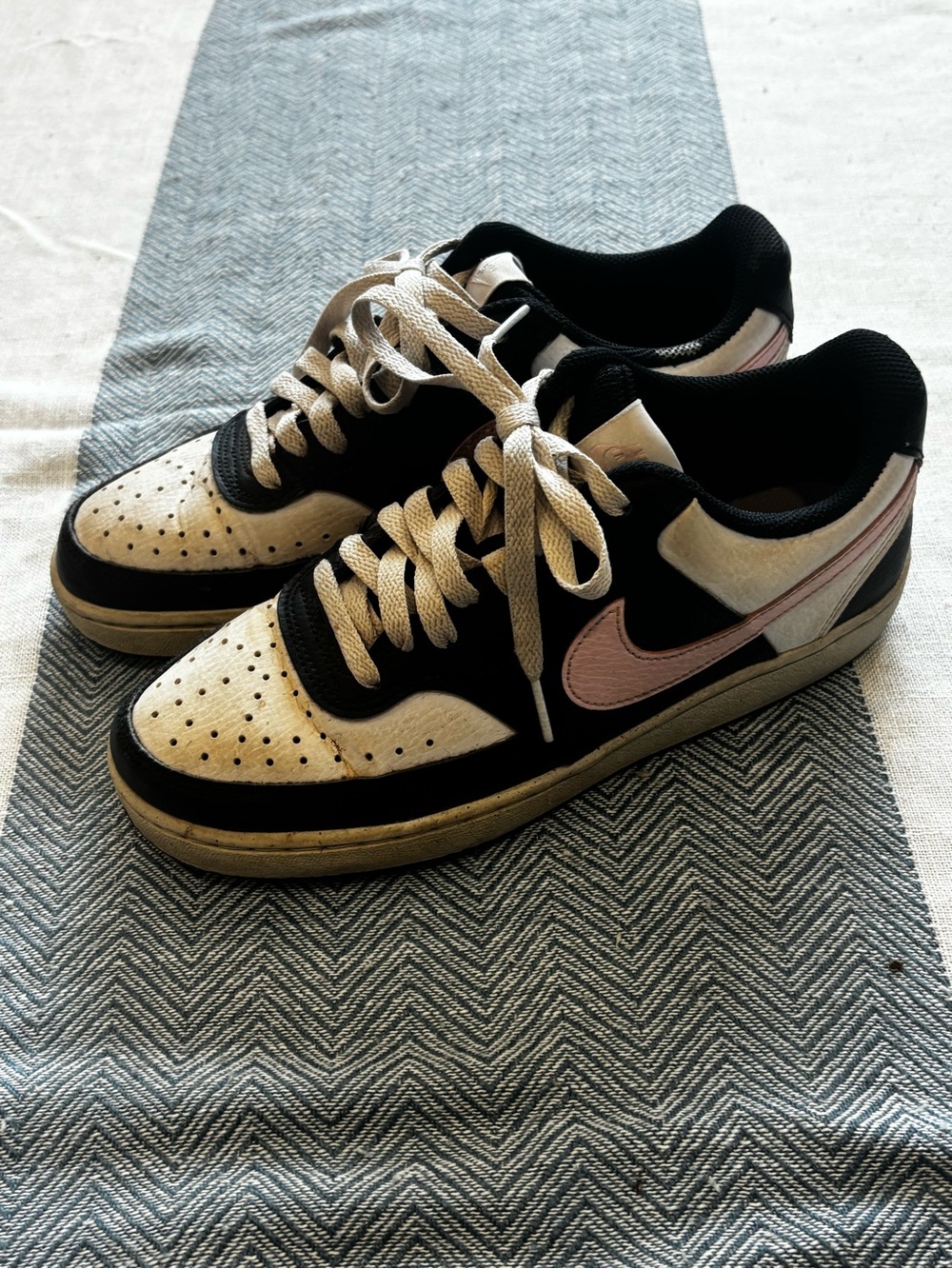 Nike Women’s Low-Top Sneakers in Black, White & Light Pink size 7.5